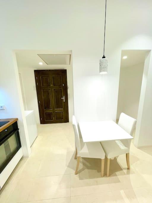Fantastic Location! Superhost 5 Star Apartment *